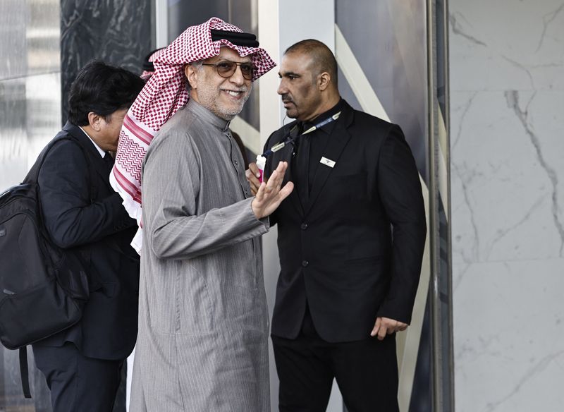 © Reuters. الشيخ سلمان بن إبراهيم آل خليفة لدى وصوله إلى مقر انعقاد الجمعية العمومية للاتحاد الآسيوي لكرة القدم 33 في المنامة يوم الأربعاء. تصوير: حمد محمد - رويترز