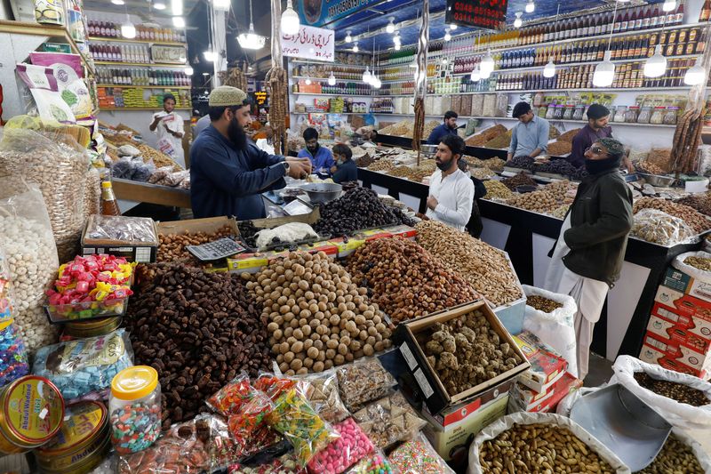 © Reuters. People buy dry fruits at a market in Karachi, Pakistan February 1, 2023. REUTERS/Akhtar Soomro