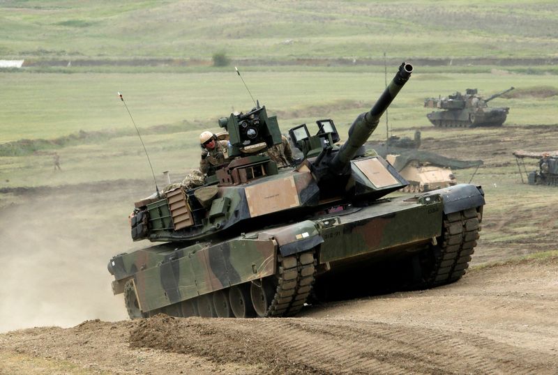 &copy; Reuters. Tanque de fabricação norte-americana Abrams se movimento para posição de disparo durante exercício militar perto de Vaziani, na Geórgia
18/05/2016 REUTERS/David Mdzinarishvili