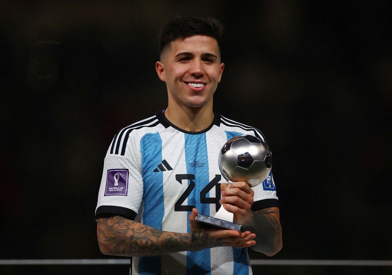 &copy; Reuters. Enzo Fernández posa para foto com prêmio de Jogador Jovem da Copa do Mundo do Catar
18/12/2022 REUTERS/Kai Pfaffenbach