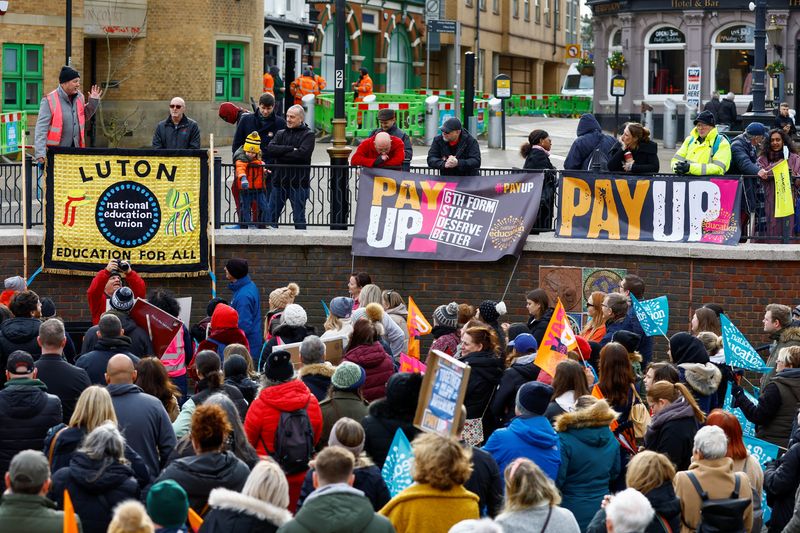 © Reuters. Teachers join the strike action in Luton, Britain February 1, 2023. REUTERS/Peter Cziborra