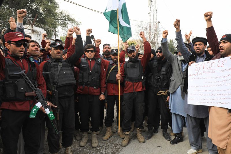 &copy; Reuters. Manifestantes condenam atentado em mesquita, em Peshawar, Paquistão
01/02/2023
REUTERS/Fayaz Aziz