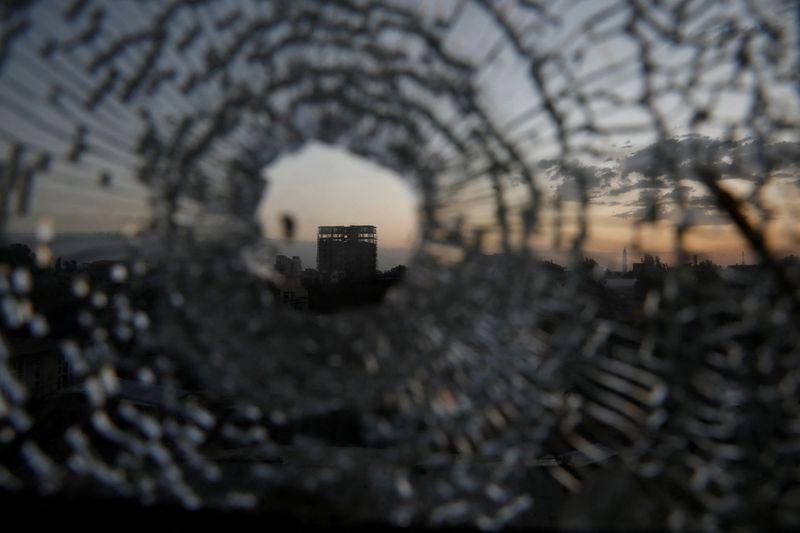 &copy; Reuters. مبنى يمكن رؤيته خلال ثقب ناتج عن رصاصة في نافذة فندق في مدينة شيري بمنطقة تيجراي بإثيوبيا يوم 16 مارس آذار 2021. تصوير: باز راتنر - رويترز