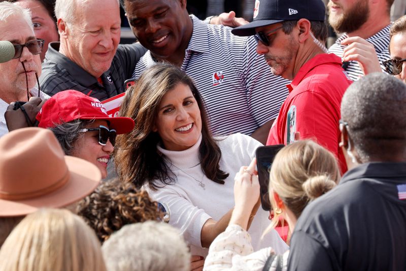 &copy; Reuters. FILE PHOTO: Former Trump administration U.S. Ambassador to the U.N. Nikki Haley campaigns for Georgia Republican candidate for U.S. Senate Herschel Walker at a rally with supporters in Hiram, Georgia, U.S. November 6, 2022. REUTERS/Jonathan Ernst