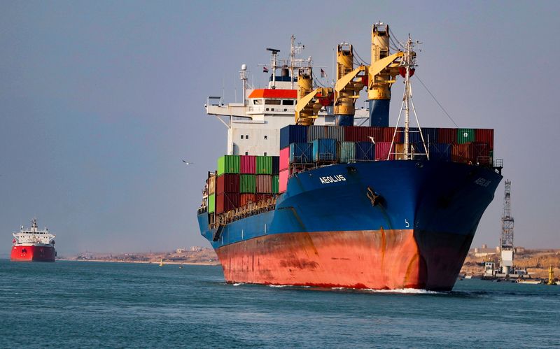 © Reuters. سفينة شحن تعبر قناة السويس يوم 25 فبراير شباط 2022. تصوير: محمد عبد الغني - رويترز