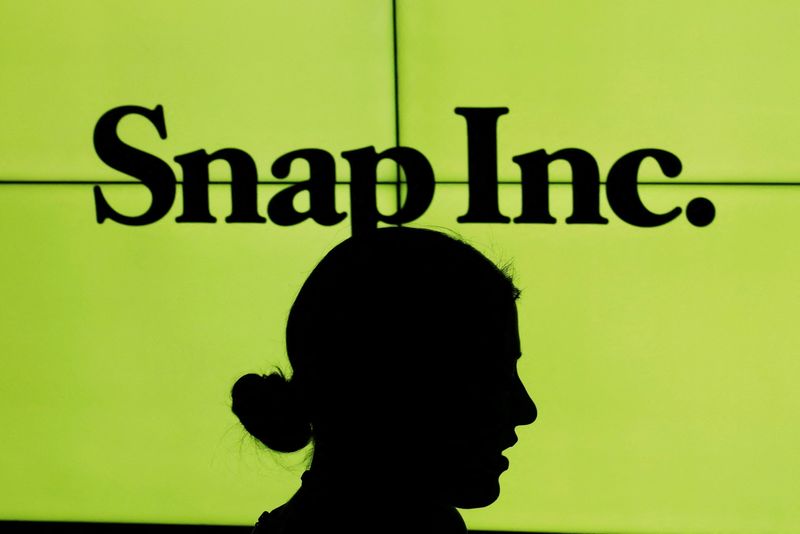 © Reuters. Pessoa em frente ao logotipo da Snap, no pregão da Bolsa de Valores de Nova York (NYSE)
02/03/2017
REUTERS/Lucas Jackson