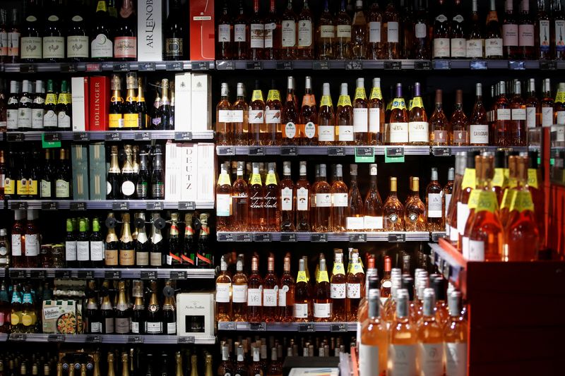 &copy; Reuters. Des bouteilles de vin rose sont exposées à la vente dans un supermarché Monoprix du groupe Casino, à Paris, France. /Photo d'archives/REUTERS/Benoit Tessier