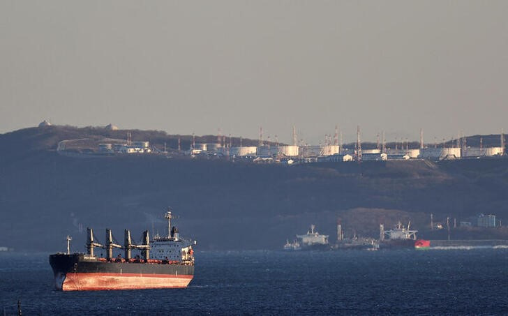 &copy; Reuters. Imagen de varios barcos cerca de la terminal petrolera Kozmino, cerca de la ciudad porturaria de Najodka, Rusia. 4 diciembre 2022. REUTERS/Tatiana Meel