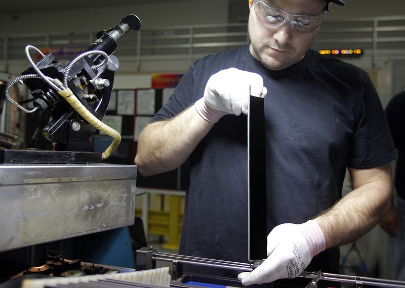 &copy; Reuters. Un ouvrier effectue des contrôles de qualité sur des lames de rasoir fabriquées dans l'usine de Gillette à Boston, dans le Massachusetts, États-Unis. /Photo d'archive/REUTERS/Brian Snyder