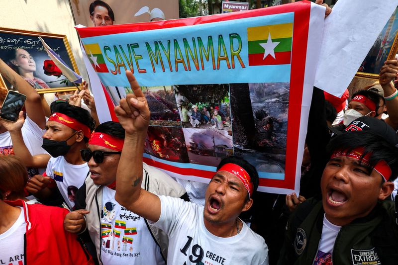 &copy; Reuters. FILE PHOTO: Protesters shout slogans during a demonstration to mark the second anniversary of Myanmar's 2021 military coup, outside the Embassy of Myanmar in Bangkok, Thailand, February 1, 2023. REUTERS/Athit Perawongmetha/File Photo
