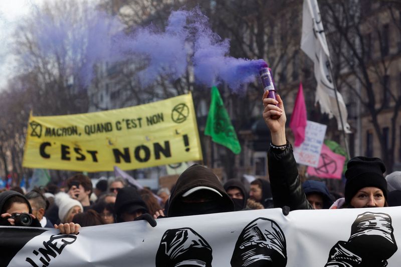&copy; Reuters. Des manifestants participent à une manifestation contre le plan de réforme des retraites du gouvernement français à Paris, dans le cadre d'une journée de grève et de protestations nationales en France. /Photo prise le 31 janvier 2023/REUTERS/Gonzalo