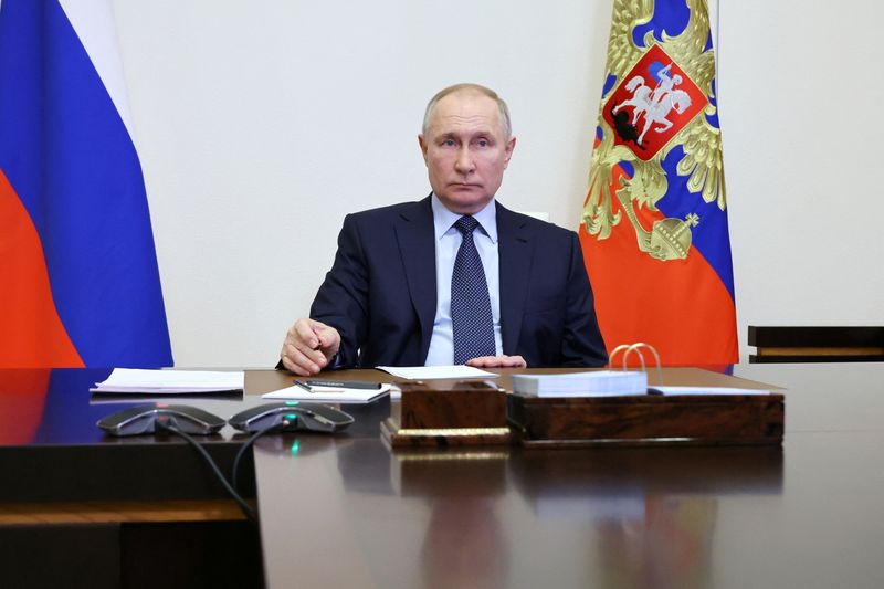 &copy; Reuters. الرئيس الروسي فلاديمير بوتين في نوفو أوجرافيو على مشارف موسكو يوم الأربعاء. صورة لرويترز من الكرملين.