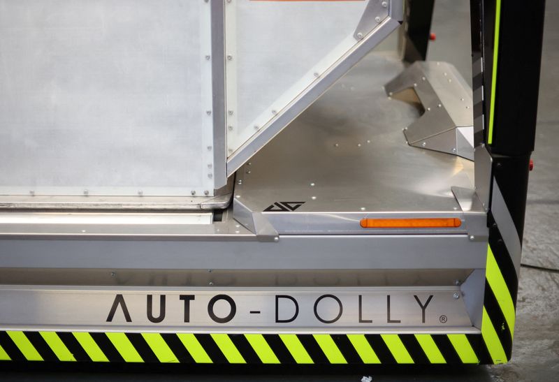 © Reuters. Porta-bagagens em cima de um dos transportadores de bagagem autônomos 'Auto-Dolly' da Aurigo na fábrica da empresa em Coventry, Reino Unido
18/01/2023
REUTERS/Phil Noble