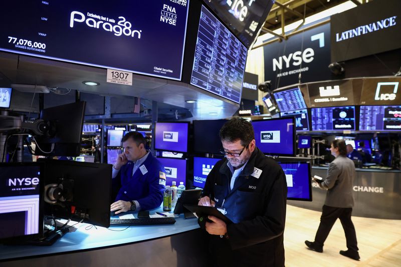 &copy; Reuters. Des traders travaillent dans la salle des marchés de la Bourse de New York (NYSE), à New York, États-Unis. /Photo prise le 26 janvier 2023/REUTERS/Andrew Kelly