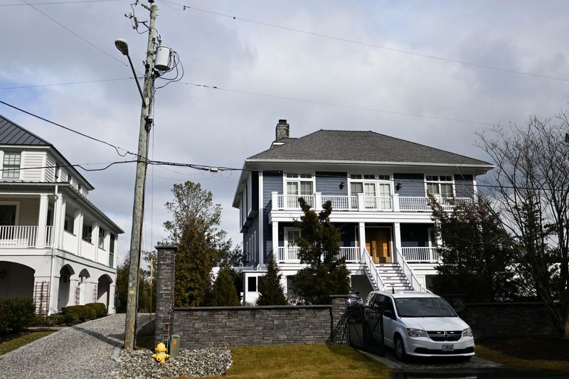 © Reuters. Private security guards the perimeter of a beach house owned by U.S. President Joe Biden, after FBI agents conducted a planned search of the property in Rehoboth Beach, Delaware, U.S. February 1, 2023.  REUTERS/Mark Makela