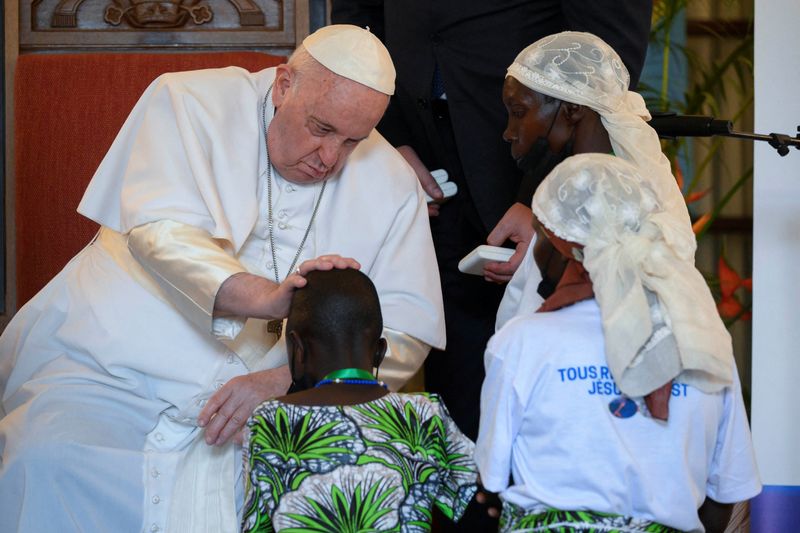 &copy; Reuters. Papa Francisco se reúne com vítimas do conflito na República Democrática do Congo, em Kinshasa
01/02/2023
Mídia do Vaticano/Divulgação via REUTERS