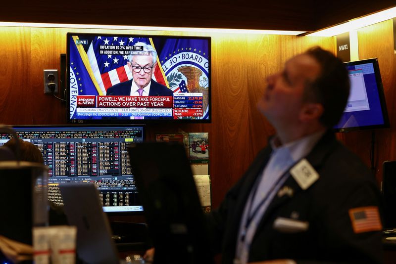 &copy; Reuters. A trader works on the floor of the New York Stock Exchange (NYSE) as a screen shows Federal Reserve Board Chairman Jerome Powell during a news conference following a Fed rate announcement, in New York City, U.S., February 1, 2023. REUTERS/Andrew Kelly