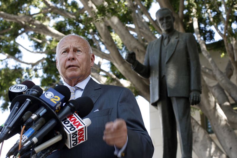 © Reuters. FILE PHOTO: Thomas Girardi, attorney for Bryan Stow, talks to reporters after the reading of the verdict in Stow's civil suit against former Los Angeles Dodgers owner Frank McCourt and the team in Los Angeles, California July 9, 2014. REUTERS/David McNew