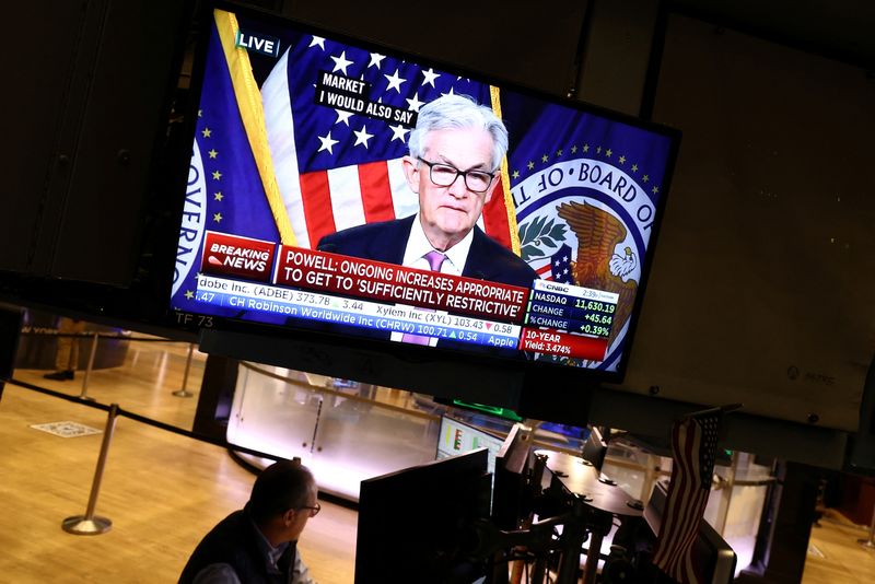 &copy; Reuters. A trader works on the floor of the New York Stock Exchange (NYSE) as a screen shows Federal Reserve Board Chairman Jerome Powell during a news conference following a Fed rate announcement, in New York City, U.S., February 1, 2023. REUTERS/Andrew Kelly