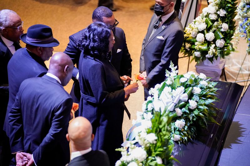 © Reuters. RowVaughn Wells stops in front of the casket of her son Tyre Nichols at the start of his funeral service at Mississippi Boulevard Christian Church in Memphis, Tenn., on Wednesday, Feb. 1, 2023.Andrew Nelles/Pool via REUTERS