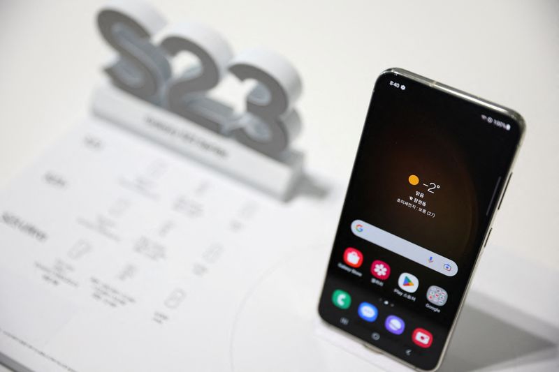 &copy; Reuters. هاتف محمول سامسونج من فئة الهواتف الذكية جالاكسي إس23 خلال حفل إزاحة الستار عنه في سول بكوريا الجنوبية يوم 30 يناير كانون الثاني 2023. تصوير: كيم