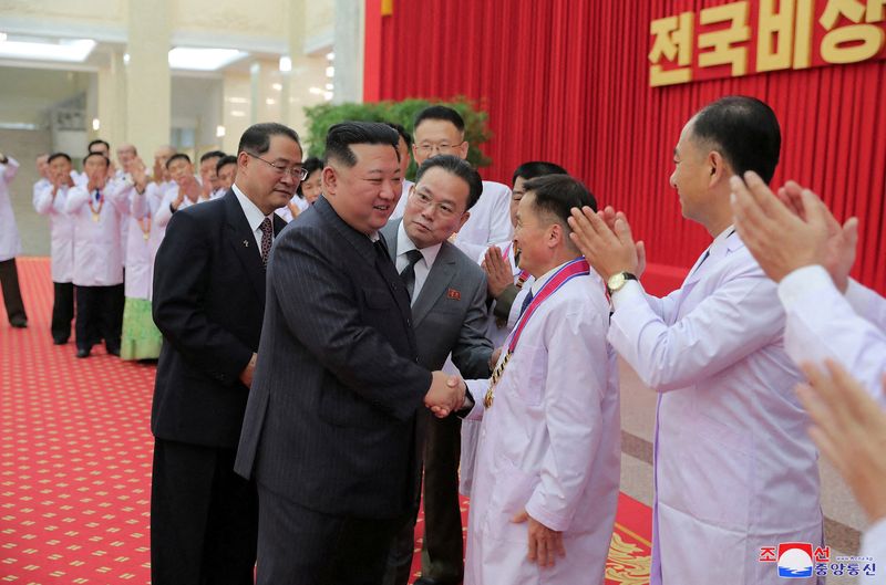 &copy; Reuters. Le dirigeant nord-coréen Kim Jong Un encourage les agents de santé et les scientifiques qui luttent contre la pandémie de coronavirus (COVID-19) à Pyongyang, en Corée du Nord. /Photo non datée publiée le 10 août 2022 par l'Agence centrale de press