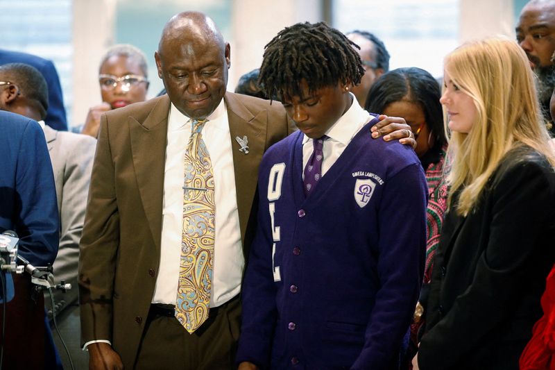 © Reuters. FILE PHOTO: Civil Rights attorney Ben Crump stands with Elijah Edwards, 14, a student at Sail High School during a “Stop The Black Attack” rally against ongoing state legislation at the Florida State Capitol building in Tallahassee, Florida, U.S. January 25, 2023.  REUTERS/Octavio Jones