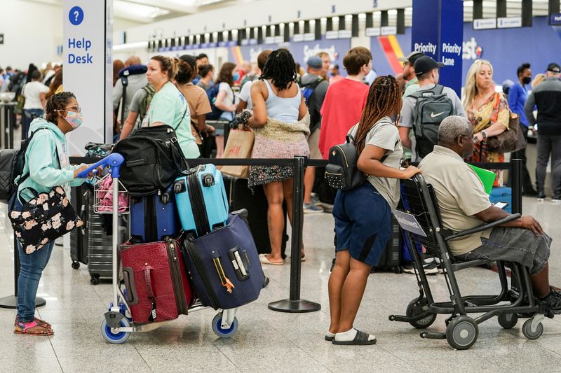 © Reuters. FILE PHOTO: Passengers are seen at the Southwest Airlines check-in area at Hartsfield-Jackson Atlanta International Airport ahead of the Fourth of July holiday in Atlanta, Georgia, U.S., July 1, 2022.  REUTERS/Elijah Nouvelage