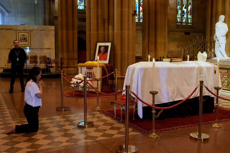&copy; Reuters. The coffin of Cardinal George Pell lays in state at St. Mary’s Cathedral in Sydney, Australia, February 1, 2023. Rick Rycroft/Pool via REUTERS