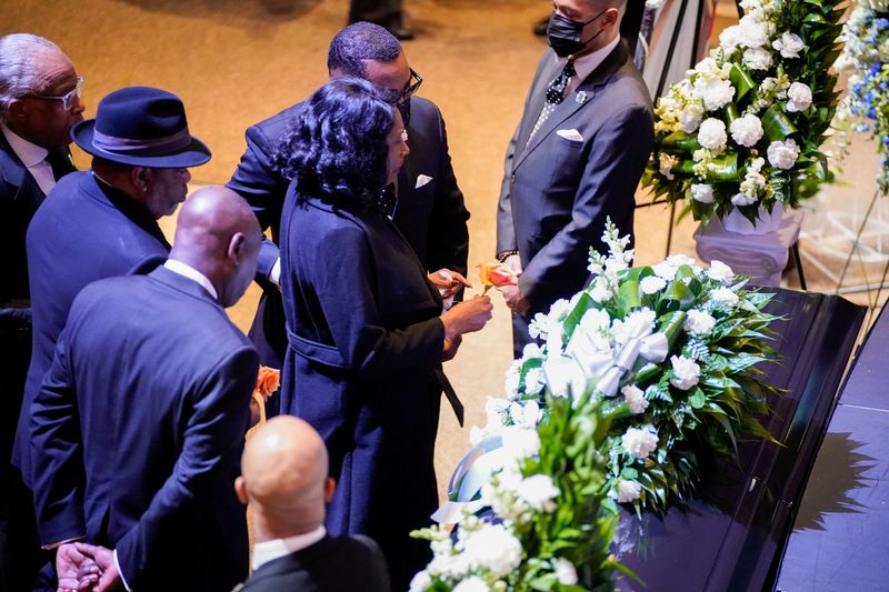 &copy; Reuters. 　２月１日、警官に暴行され死亡した黒人男性タイリー・ニコルズさん（２９）の葬儀が、米テネシー州メンフィスの教会で営まれた。写真はニコルズさんの棺の前に立つ母親のローヴォー