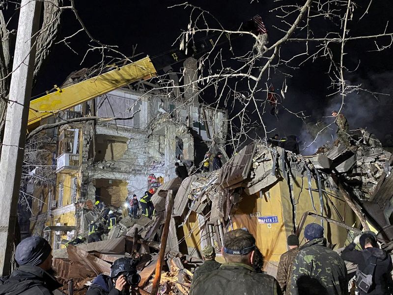 &copy; Reuters. منقذون وسكان عند المبنى السكني الذي لحق به الدمار جراء قصف صاروخي روسي في كراماتورسك بأوكرانيا يوم الأربعاء. صورة لرويترز من راديو أوروبا ا