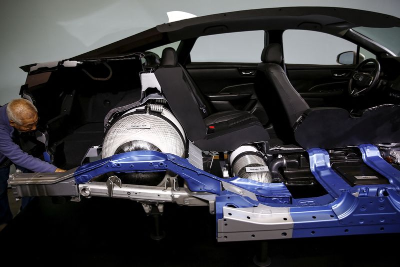 &copy; Reuters. FILE PHOTO: A man looks at the inside of a Honda Clarity, Honda Motor's first mass-market fuel-cell vehicle after its presentation at the company's headquarters in Tokyo, Japan,  March 10, 2016. REUTERS/Thomas Peter/File Photo