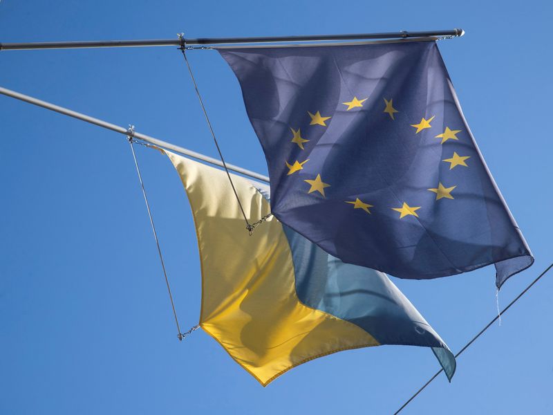 © Reuters. FILE PHOTO:  The flag of the European Union and Ukraine's national flag fly at a building in Bern, Switzerland September 19, 2022.  REUTERS/Arnd Wiegmann