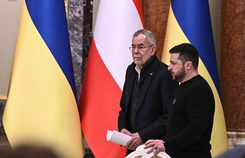 &copy; Reuters. Ukraine's President Volodymyr Zelenskiy and Austrian President Alexander Van der Bellen arrive at a joint news briefing, amid Russia's attack on Ukraine, in Kyiv, Ukraine February 1, 2023.  REUTERS/Viacheslav Ratynskyi