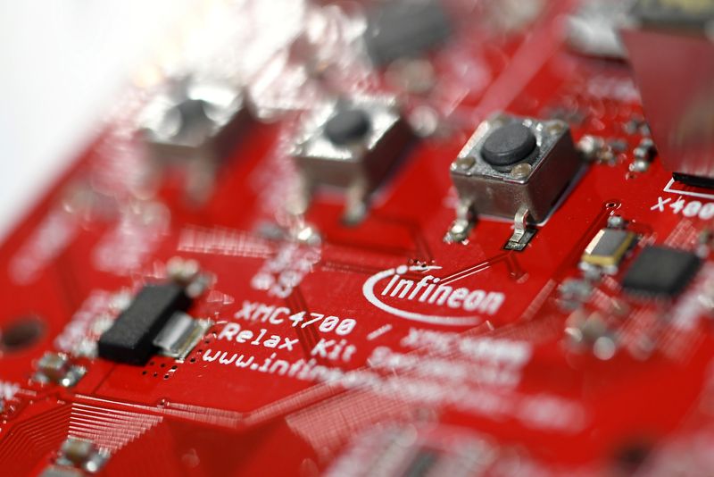&copy; Reuters. FILE PHOTO: A close-up of a the Infineon microcontroller kit in Munich, February 21, 2019. REUTERS/Andreas Gebert