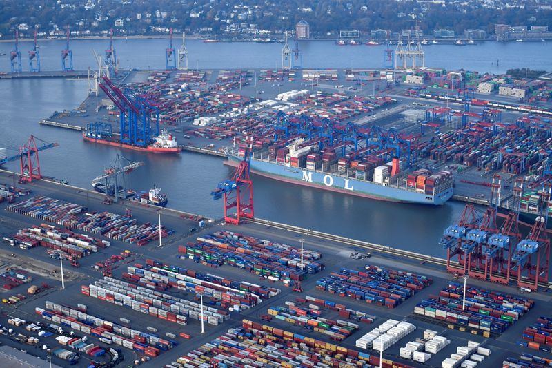 &copy; Reuters. 　２月２日、ドイツ連邦統計庁が発表した１２月の貿易統計によると、輸出は前月比６．３％減と、予想以上に減少した。    写真は２０１９年１１月、ハンブルク港で撮影（２０２３年　