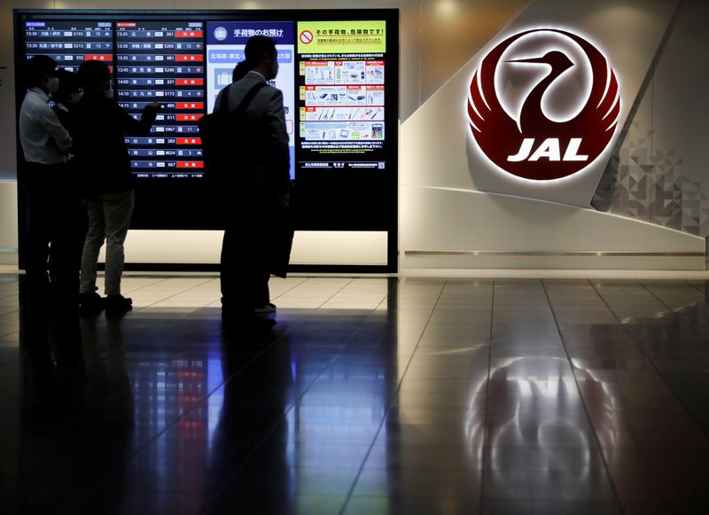 &copy; Reuters. 　２月２日、日本航空（ＪＡＬ）は２０２３年３月期通期の連結業績予想（国際会計基準）を下方修正した。写真は同社のロゴ。２０２０年１０月、羽田空港で撮影（２０２３年　ロイター