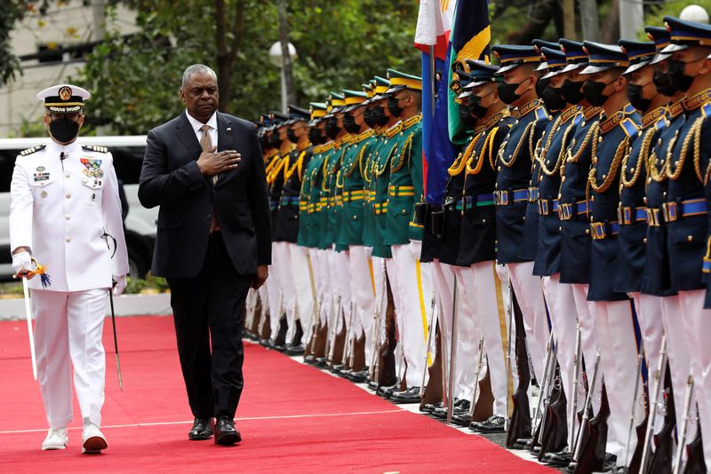© Reuters. U.S. Defense Secretary Lloyd Austin III walks past military guards during arrival honors at the Department of National Defense in Camp Aguinaldo military camp in Quezon City, Metro Manila, Philippines, February 2, 2023. Rolex dela Pena/Pool via REUTERS
