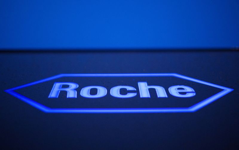 &copy; Reuters. Le logo de la société pharmaceutique suisse Roche, devant son siège à Rotkreuz, en Suisse. /Photo prise le 12 avril 2012/REUTERS/Michael Buholzer