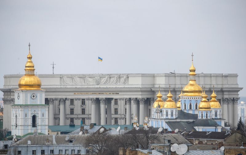 &copy; Reuters. Une vue générale de Kyiv montre le siège du ministère ukrainien des Affaires étrangères derrière la cathédrale à coupole dorée de Saint-Michel, en Ukraine. /Photo prise le 25 février 2022/REUTERS/Valentyn Ogirenko