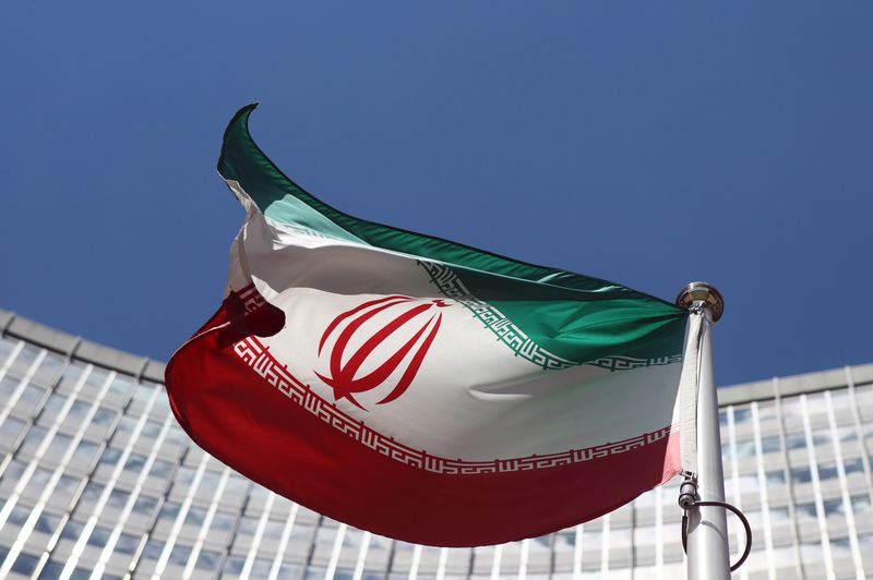 &copy; Reuters. Un drapeau iranien flotte devant le siège de l'Onu à Vienne, en Autriche. /Photo prise le 17 juin 2014/REUTERS/Heinz-Peter Bader