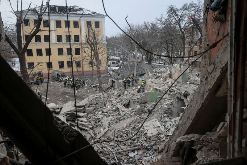 © Reuters. Rescuers work at a site of a residential building destroyed by a Russian missile strike, amid Russia's attack on Ukraine, in Kramatorsk, Ukraine February 2, 2023. REUTERS/Vyacheslav Madiyevskyy