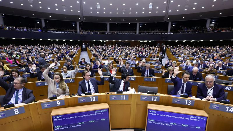 © Reuters. Members of the European Parliament vote on lifting immunity for Italian lawmaker Andrea Cozzolino and Belgian lawmaker Marc Tarabella, both of the centre-left Socialists and Democrats, who Belgian investigators want to question over a cash-for-influence corruption scandal, in Brussels, Belgium February 2, 2023. REUTERS/Yves Herman