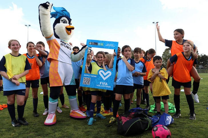 &copy; Reuters. Imagen de archivo de Tazuni, mascota del Mundial femenino de fútbol de 2023, posa junto a jóvenes jugadoras en Melbourne, Australia. 9 noviembre 2022. REUTERS/Martin Keep