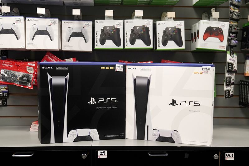 &copy; Reuters. Consoles de jeu Sony PS5 à l'intérieur d'un magasin GameStop, à New York, aux Etats-Unis. /Photo prise le 12 novembre 2020/REUTERS/Carlo Allegri