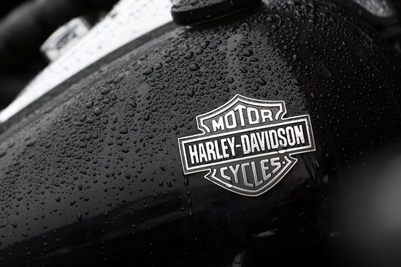 &copy; Reuters. FILE PHOTO: The logo of Harley-Davidson is seen on a motorcycle at a dealership in Queens, New York City, U.S., February 7, 2022. REUTERS/Andrew Kelly