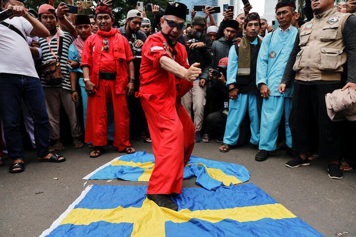 &copy; Reuters. Manifestantes indonesios pisotean banderas suecas frente a la Embajada de Suecia en Yakarta, Indonesia. 30 enero 2023. REUTERS/Willy Kurniawan
