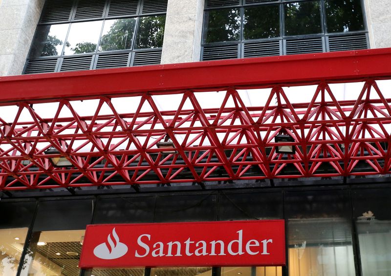 &copy; Reuters. FILE PHOTO: A logo of Banco Santander is seen in Rio de Janeiro, Brazil April 29, 2019. Picture taken April 29, 2019. REUTERS/Sergio Moraes