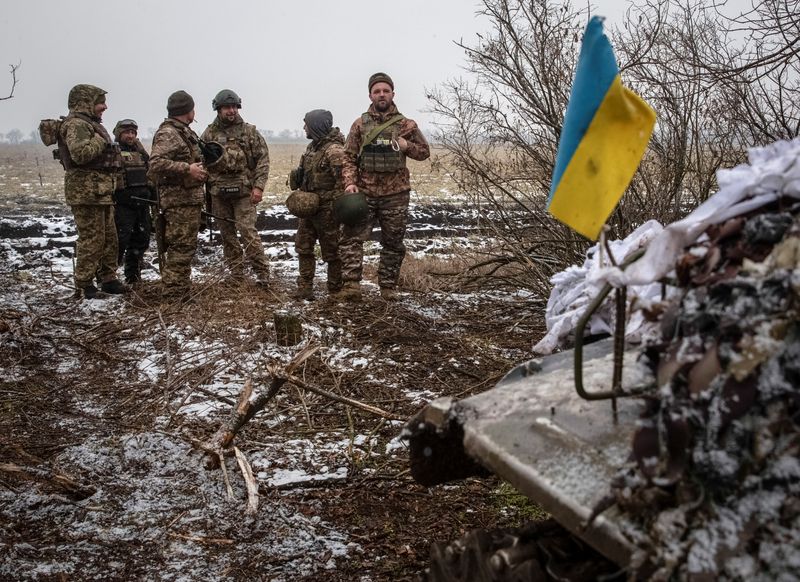 © Reuters. Ukrainian servicemen stand at their positions near a front line, amid Russia's attack on Ukraine, in Donetsk region, Ukraine February 1, 2023. REUTERS/Oleksandr Ratushniak