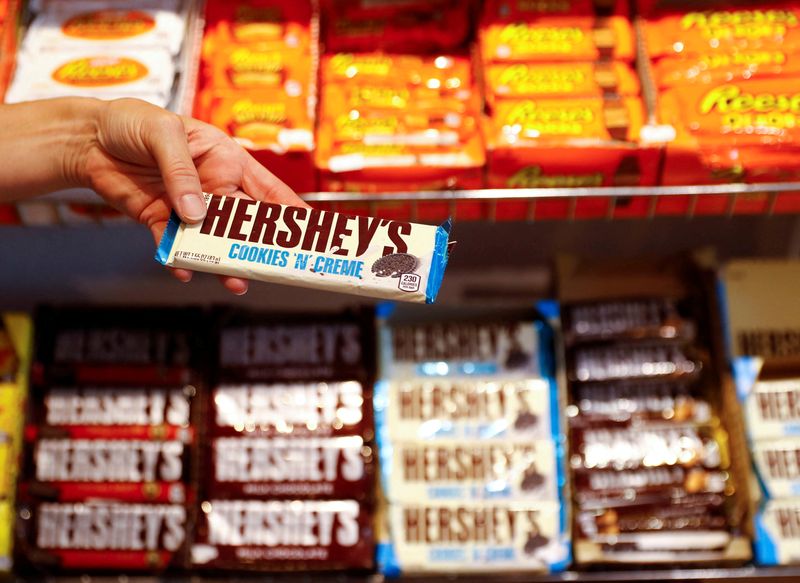 © Reuters. FILE PHOTO: An employee shows a Hershey's chocolate bar made in USA in the 